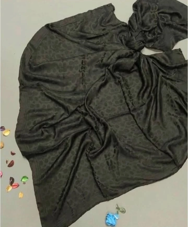 روسری دخترانه مدل ژاکارد دور دست دوز قواره ۱۴۰ فقط مشکی