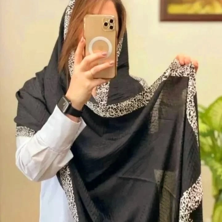 شال دخترانه مدل نخی دور طرح دار پلنگی منگوله دار