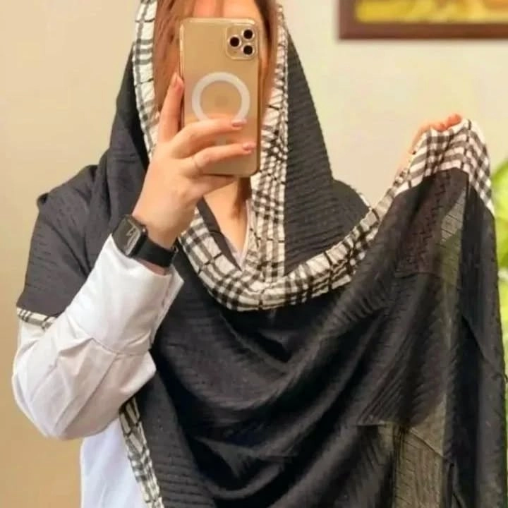 شال دخترانه مدل نخی دور طرح دار پلنگی منگوله دار