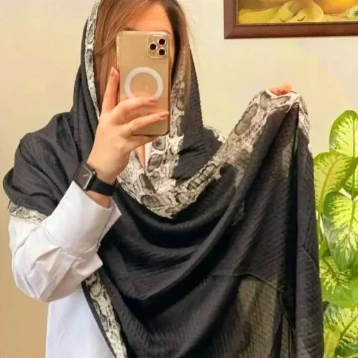 شال دخترانه مدل نخی دور طرح دار پلنگی منگوله دار