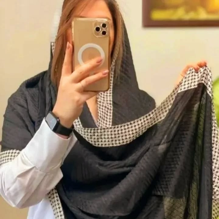شال دخترانه مدل نخی دور طرح دار پلنگی منگوله دار