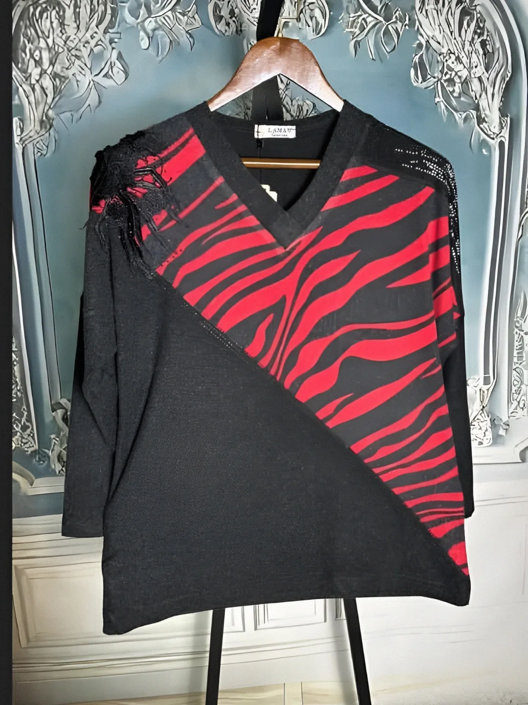 بلوز زنانه موهر ترک لامان پارچه ترک وارداتی نگین دار و گل دانتل دار سایز ۲.۳.۴