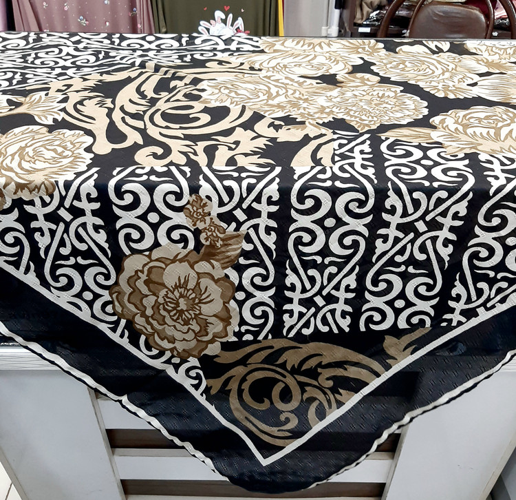 روسری زنانه نخی گارزا ژاکارد عرض ۱۴۰ دور دست دوز مشکی کرم هشت طرح متفاوت